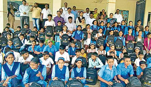 वीसगाव खोऱ्यातील विद्यार्थ्यांना शालेय साहित्य वाटप