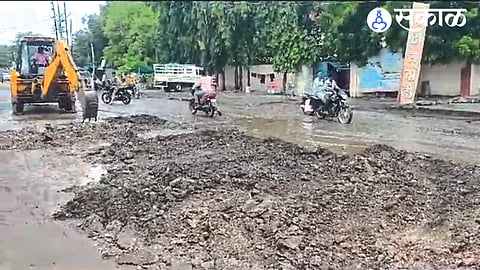 While spreading Murum in the pit in front of Patilwadi on Old Khetiya Road in the city.
