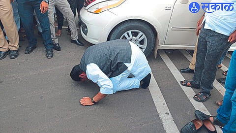 Minister Anil Patil bowing at the gate after entering Amalner constituency via Dharangaon.
