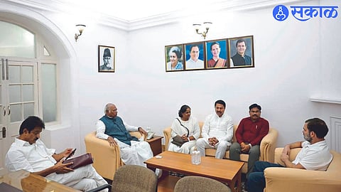 Suhas Naik with senior Congress leaders in the meeting.
