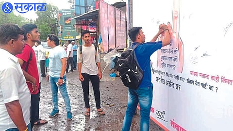 Citizens signing in 'Ek Sahi Santapachi' initiative by MNS.
