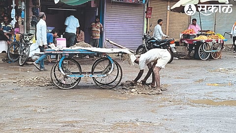Old Hamal Omkar Gade while filling potholes in the memorial square