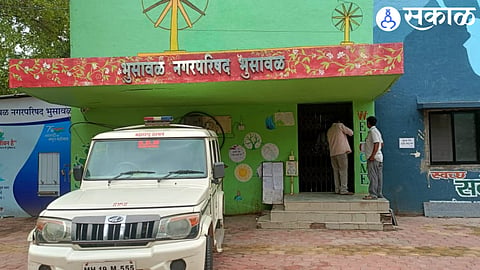 Employees locking up the municipal office. Along with Provincial Officer and Administrator Jitendra Patil.
