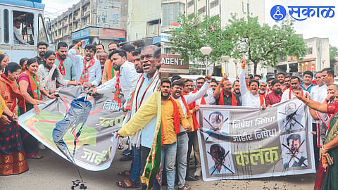 Shiv Sena Thackeray group and bjp staged Jode Maro movement against Fadnavis  and Uddhav Thackeray image jalgaon news
