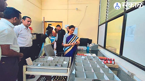 While verifying drug stocks in primary health centers Union Minister of State for Health Dr. Bharti Pawar. Neighboring medical officers and staff.
