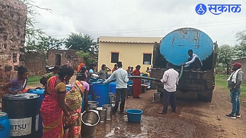 The rush to fill water after the arrival of the tanker at Nimon (Chandwad).
