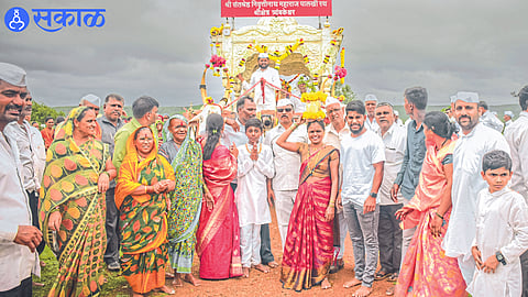 Nivrittinath's foot procession arrived at Chincholi in Sinnar taluka after about fifteen days on its way back from Pandharpur after Ashadhi on foot.
