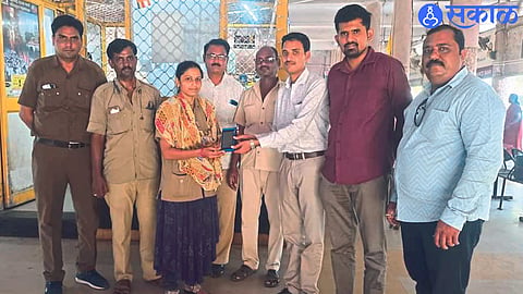 Agar manager Sandeep Patil, Dilip Banjara, Sandesh Kshirsagar etc. while distributing android ticket machine in bus depot.
