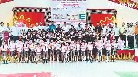 Dignitaries and school students, teachers while distributing various materials at Varadvinayak Zilla Parishad Vasti School