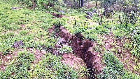 Satara News : गावांवर दरडीचा धोका, जमिनींनाही पडल्‍या भेगा; प्रांताधिकाऱ्यांनी दिले स्‍थलांतराचे आदेश