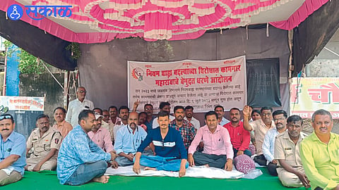 Employees during agitation.
