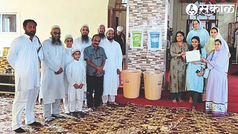 Citizens participating in the zero waste initiative of the Municipal Corporation.