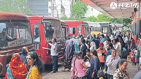 Crowd of passengers at Thakkar Bazar bus station on Sunday due to Adhimas and Muharram holidays.