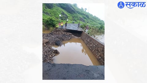 Jalgaon News : तुम्हीच सांगा, शाळेत जायचे तरी कसे? पूल खचल्याने विद्यार्थ्यांची  धोकादायक कसरत