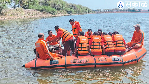 Rescue team personnel undergoing search-rescue training.
