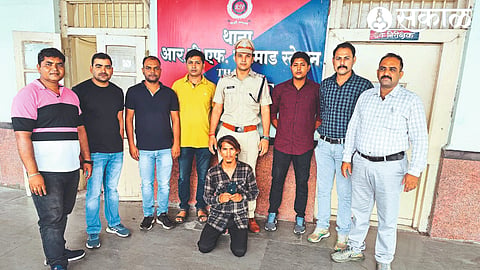 Railway Security Force officers, employees while arresting mobile phone thief of a foreigner