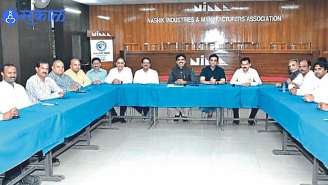 Dhananjay Bele, president of NIMA, while giving guidance and officials of various organizations present at the meeting held on the issues of industrial organizations.
