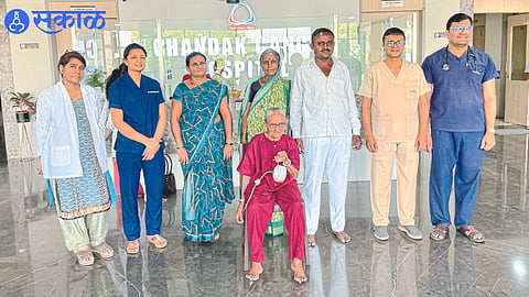 Dr. along with the patient who underwent surgery. Nilesh Chandak, other doctors and relatives of the patient.
