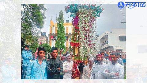 Immersion procession carried on shoulders of Tazia tribal brothers
