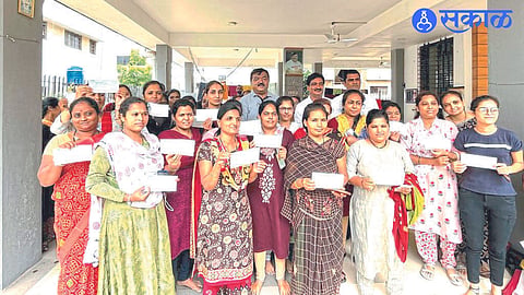 Sudhakar Badgujar and dignitaries with happy women after receiving the cheque.
