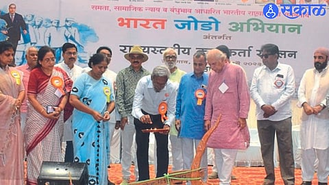 Dignitary while inaugurating the 'Bharat Jodo-Maharashtra Jodo' campaign.
