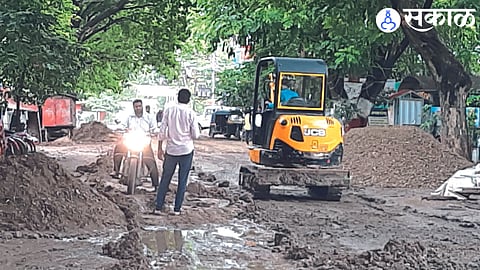 The work started by the municipality after taking note of the report of 'Sakal' regarding the bad condition of Hirapur road.
