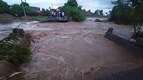 rain update vidrupa river floods in Telhara village network lost Gordha-Talegaon Bazar road is closed akola 