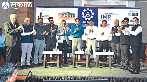 Collector Jalaj Sharma, Sandeep Patil, Dhananjay Bele, Nikhil Panchal, Deputy Commissioner of GST Jagdish Doddy, along with entrepreneurs who participated in the seminar organized on the government's import-export policy.
