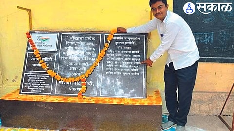 Sagar Nagane while pointing out the mistake of Panchayat Samiti.
