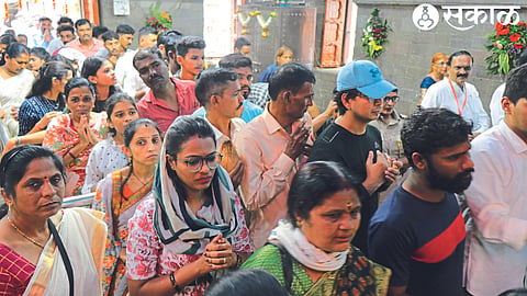 Crowd for darshan