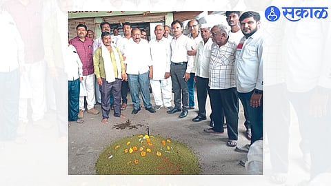 Praveen Patil, a progressive farmer of Malshewge, former director Jitendra Vani, during the auction of mung beans in the market committee.
