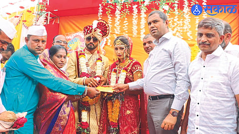 MLA Mangesh Chavan giving greetings to the daughter of Anganwadi workers from Shubmangal Yojana. (archived)