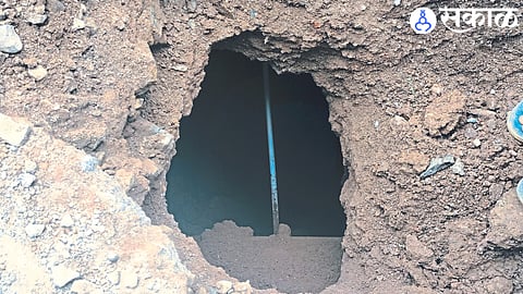 A tunnel-like pit in Junegaon.
