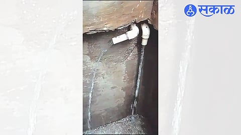 Water falling into society tank at low pressure