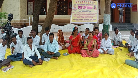 fake grampanchayat no objection certificate shown solar project  vanchit bahujan aaghadi protest at panchayat samiti solapur