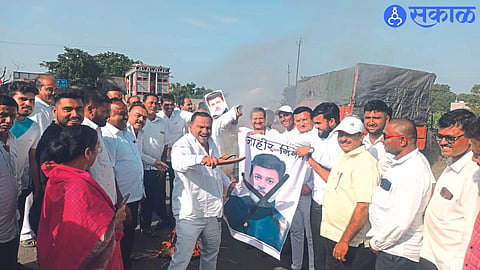 Protesters of MIDC Sangharsh Samithi protesting by burning effigy of Industries Minister Uday Samant on chemical industry issue.
