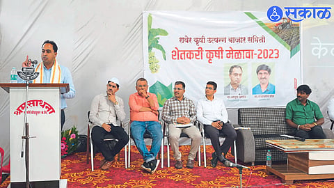 Collector Ayush Prasad while guiding in the agricultural fair organized on behalf of the market committee.
