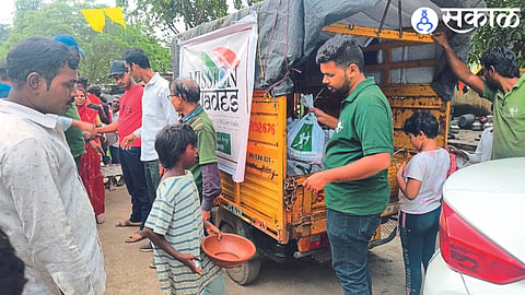 Members of the organization distributing food kits to the needy in society by Robinhood Army.
