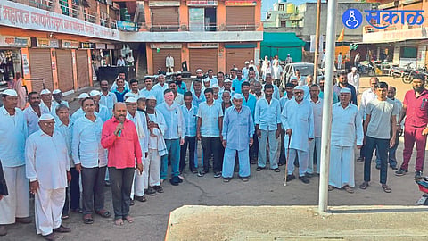 Citizens attending community national anthem in Adarsh ​​village.
