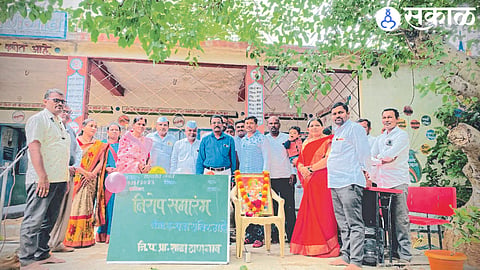 Villagers and office bearers felicitating teacher Kalpana Sunil Mane on  transfer.