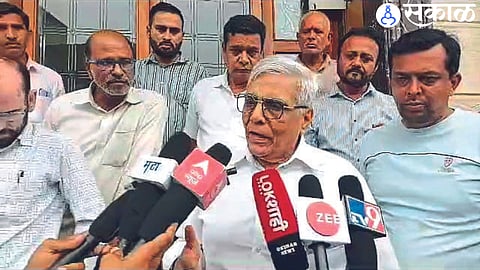 Eshwarlal Jain coming out of the showroom and talking to the media during the ED inspection
