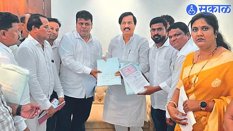 While handing over the affidavit of the workers of the district to the NCP (Ajit Pawar group) state president Sunil Tatkare, the district president Dr. Abhijit More and officials.
