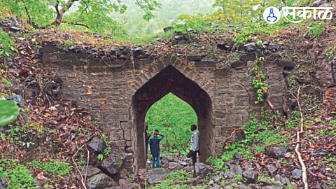 Chowgaon fort situated on the banks of Satpuda.
