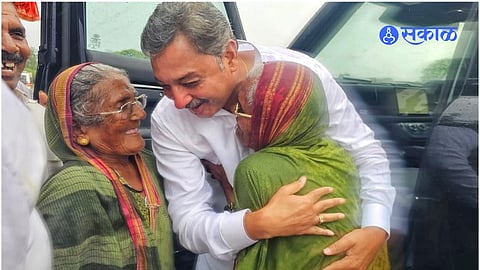 chhatrapati sambhaji raje social media post About Two elderly women waiting in the rain  