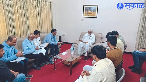 Guardian Minister Dada Bhuse held a meeting with the representatives of Agriculture Department and Fertilizer Companies
