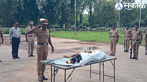 Superintendent of Police Sanjay Barkund and other officers, staff while giving last farewell to Schwan Prince of Crime Detection Department of District Police Force.
