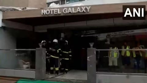 Mumbai  Fire : मुंबईतील सांताक्रूझ परिसरातील गॅलेक्सी हॉटेलला आग; तिघांचा मृत्यू