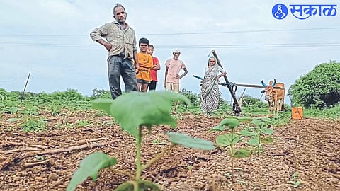 Complainant farmers present in private farm regarding crop insurance.
