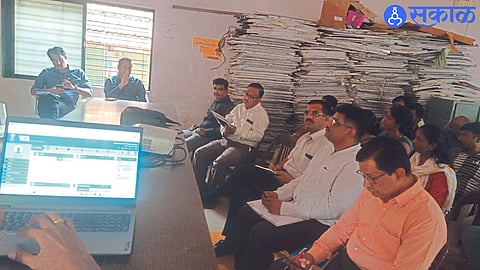 training was given to all officers and employees including District Officer Tehsildar on e office system jalgaon news