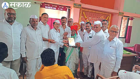Officials of Farmers Various Executive Services Organization while honoring Phulabai Zalte with Bhulek Award.
